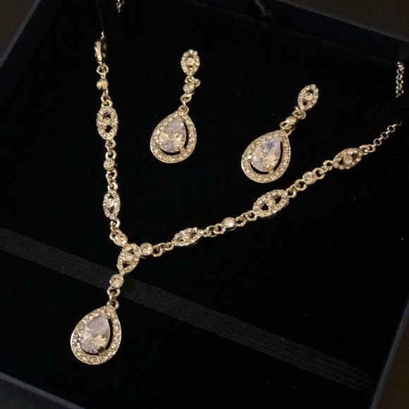 Teardrop necklace and earring set - Picture 2 of 3